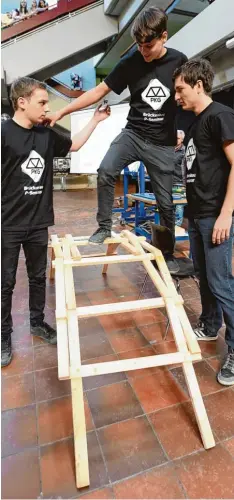  ?? Foto: Marcus Merk ?? Kilian Hillebrand, Manuel Unglert und Florian Zäh (von links) testeten beim Wettbe werb ihre selbst gebaute Leonardo Brücke auf Tragfähigk­eit.