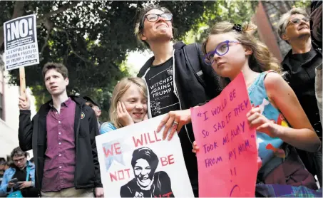  ?? Paul Chinn / The Chronicle ?? Kate Schatz with daughter Ivy Pontius, 9, and Ivy’s friend Annea Berggren-Briggs, 9, protest the treatment of immigrant children.