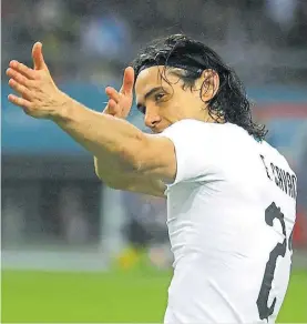  ?? EFE ?? Apunta bien. Festeja Cavani: fue su grito 42 con la casaca uruguaya.