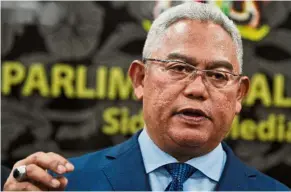  ??  ?? He is aware that, even if he retains his Tanjong Karang parliament­ary seat, he will drift into political oblivion if Pakatan manages to keep Selangor. — Bernama Noh: