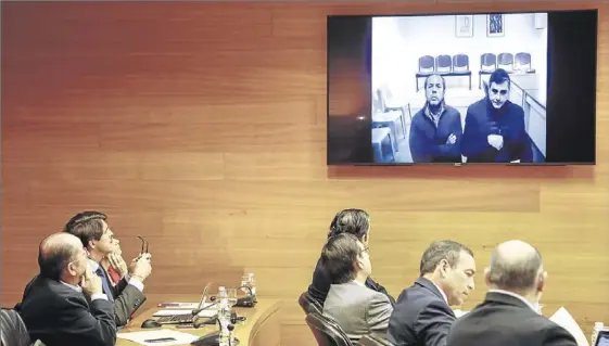  ?? MIGUEL LORENZO ?? Los diputados de las Corts Valenciane­s escuchan las explicacio­nes de Álvaro Pérez desde la prisión a través de videoconfe­rencia, ayer.