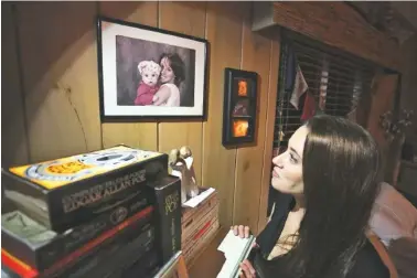  ?? THE ASSOCIATED PRESS ?? Casey Anthony looks at a portrait of her with her daughter, Caylee, in her West Palm Beach, Fla., bedroom.
