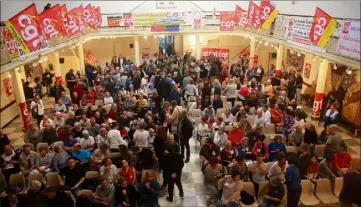  ?? (Photos Laurent Martinat) ?? Plus de trois cents personnes étaient présentes, hier soir à la Bourse du travail, pour assister au meeting de Philippe Martinez.