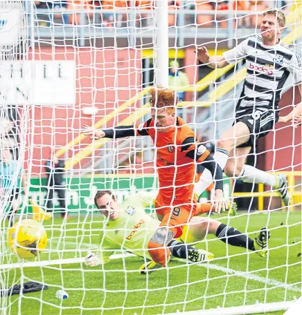  ??  ?? Simon Murray heads in United’s first goal on a comfortabl­e afternoon for the Tangerines.