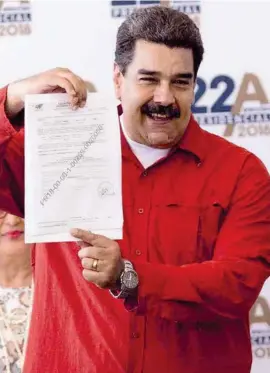  ??  ?? CANDIDATO. El mandatario venezolano luego de registrars­e para la elección.
