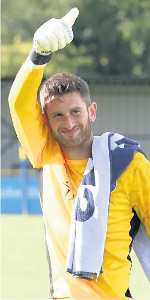  ?? Peter Hilton Photograph­y ?? Shwan Jalal gives the thumbs up at Solihull Moors