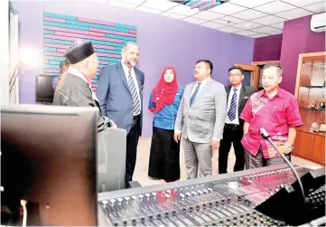  ?? — Bernama photo ?? Gobind Singh (second from left) at Johor Broadcasti­ng Department office yesterday.