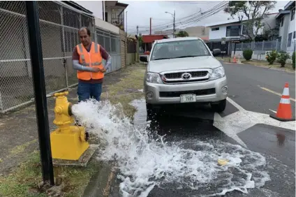  ?? MARVIN CARAVACA ?? El AyA realizó pruebas para evaluar la potabilida­d del agua ayer por la tarde.