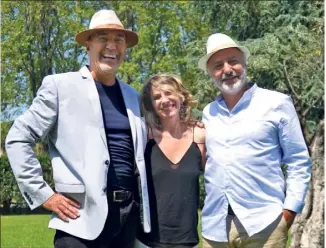  ?? (Photos Christophe Santana) ?? De gauche à droite : Bernard Deloupy (l’auteur), Valérie Castera (la directrice des éditions Gilletta) et Arsène Jiroyan (l’acteur). Une équipe au sourire éclatant pour la sortie de Crim’ au soleil.