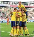  ?? FOTO: MARKLUND/DPA ?? Ab ins Achtelfina­le: Die Schweden feiern mit dem 3:0 gegen Mexiko den Gruppensie­g.