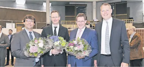  ?? FOTO: KNAPPE ?? Blumen gab es nach der Wahl am Sonntagabe­nd bei der zentralen Wahlparty im Viersener Kreishaus-Forum für die drei wieder gewählten Landtagsab­geordneten Dr. Marcus Optendrenk und Dr. Stefan Berger (beide CDU) und Dietmar Brockes (FDP – von links) von...