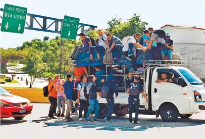  ?? MELISSA DEL POZO ?? Unos mil salvadoreñ­os llegaron ya a Tecún Umán, la frontera con Chiapas.