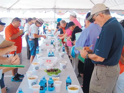  ?? COURTESY OF BOB PLAGER ?? Judges critique green or verde entries at a past chili cook-off.