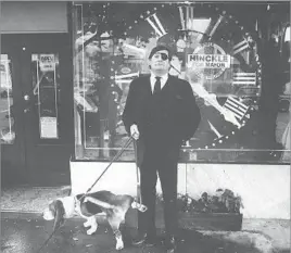  ?? Eric Luse Associated Press ?? ‘GOOD WRITING AND EXCITING TOPICS’ Warren Hinckle walks his dog, Bentley, in San Francisco in 1987. Family members recalled how he loved to write and schedule interviews in bars around town.