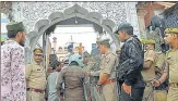  ?? AGENCY ?? Cops stand guard as devotees arrive to offer Friday prayers (namaz) at Shahi Jama Masjid, in Agra.