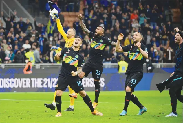  ?? Agence France-presse ?? ↑
Inter Milan players acknowledg­e the fans after winning their Italian League match against Empoli on Friday.