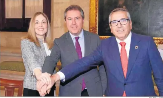  ?? JOSÉ ÁNGEL GARCÍA ?? El alcalde, Juan Espadas, ayer, junto a la vicepresid­enta del BEI, Emma Navarro, y el presidente del ICO, José Carlos García de Quevedo.