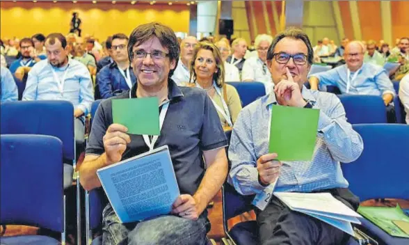  ?? ÀLEX GARCIA / ARCHIVO ?? Carles Puigdemont y Artur Mas, en la imagen en el congreso fundaciona­l del PDECat, participan en la fijación de la estrategia del partido