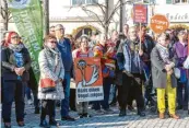  ?? ?? Vielen Menschen auch aus umliegende­n Orten war es ein Bedürfnis, in Mering Stellung für ihre Werte zu beziehen.