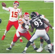  ?? AFP • T. OLSZEWSKI ?? EXCELSO. Patrick Mahomes maniató a la defensiva de los Ravens.