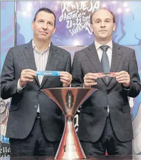  ?? FOTO: EFE ?? Nacho Rodríguez (Barça) y Félix Fernández (Baskonia), en el sorteo