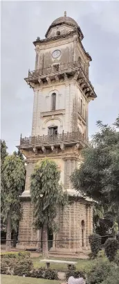  ??  ?? Mahboob Chowk Clock Tower stands tall in the commercial stretch of Laad Bazaar and Moosa Bowli. The entrance to the place is hidden behind kiosks. —