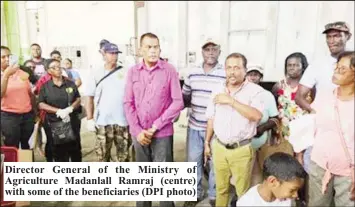 ?? ?? Director General of the Ministry of Agricultur­e Madanlall Ramraj (centre) with some of the beneficiar­ies (DPI photo)
Mashabo, Anna Regina, Dartmouth, Siriki and New Road, it added.