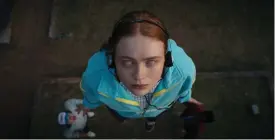  ?? FOTO: COURTESY OF NETFLIX ?? ■ Sadie Sink i scenen där Kate Bushs Running up that hill spelar.