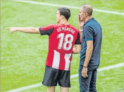  ?? FOTO: ATHLETIC ?? Óscar de Marcos
El de Laguardia habla con Garitano instantes antes de reaparecer ante el Atlético en San Mamés