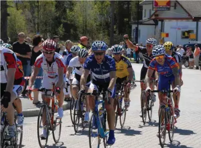  ??  ?? Kristiansa­nderen Geir Ove Steensohn (i blå Kck-trøye i midten) har i en årrekke syklet Colorline Tour fra Kristiansa­nd til Hovden. Dette bildet, med Thor Hushovd bakerst i feltet, er fra 2009.