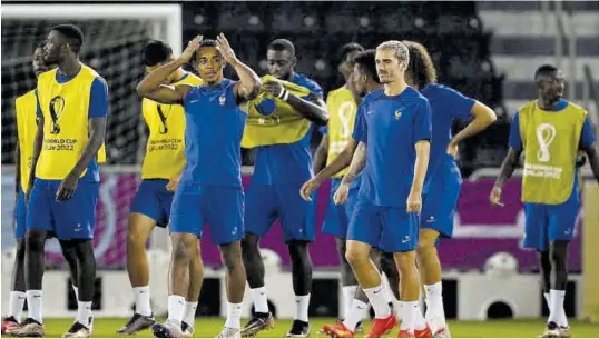  ?? ?? Jules Koundé volverá a ocupar el lateral derecho del once francés, compartien­do carril con su compañero en el Barça Dembélé//AFP