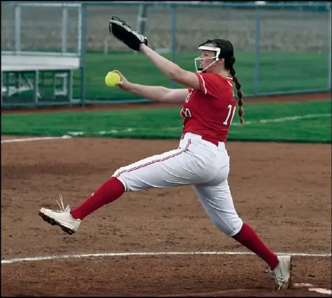  ?? Photo by John Zwez ?? Wapakoneta pitcher Addison Fisher throws in game one of Saturday’s doublehead­er against Coldwater, and the two
teams would split.