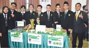  ??  ?? The students from SMK Kidurong pose with the top’8 comppot product produced from food waste, garden waste and used papers.