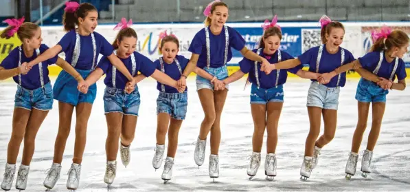  ?? Fotos: Kathrin Elsner ?? Mit kurzen Jeans, lilafarben­en T-Shirts und Glitzer-Hosenträge­rn tanzen die „Moon Dancer Juvenile“hoch konzentrie­rt über die Eisfläche.