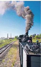  ??  ?? Über sechs Kilometer fährt die Bahn unter Dampf. Von weit her ist der Qualm zu sehen.