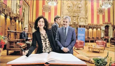  ?? ÀLEX GARCIA ?? Yasmina Reza con el teniente de alcalde de Cultura, Jaume Collboni