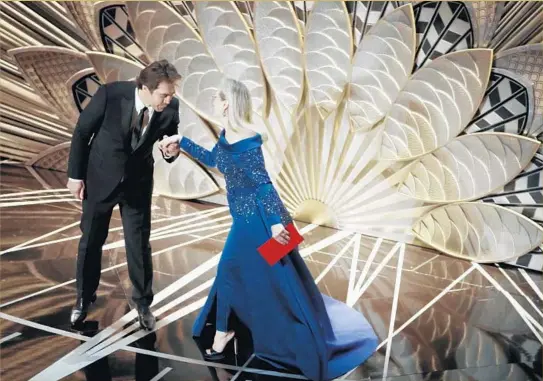  ?? Robert Gauthier Los Angeles Times ?? MERYL STREEP is welcomed to the elaborate Art Deco stage by Javier Bardem on Sunday night at the Oscars ceremony at the Dolby Theatre in Hollywood.