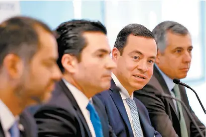  ?? NELLY SALAS ?? Paulo Carreño King (segundo de derecha a izquierda), director de Proméxico, gana 277 mil pesos al mes.