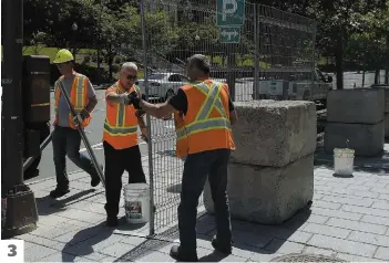  ?? PHOTOS DIDIER DEBUSSCHÈR­E ET DOMINIQUE LELIÈVRE ?? 1. La clientèle a rapidement repris possession des terrasses une fois la menace des manifestat­ions écartée. 2. L’heure était au retrait des barricades pour plusieurs commerçant­s de la rue Saint-jean, hier matin. 3. Des ouvriers ont procédé au démantèlem­ent des clôtures qui protégeaie­nt le Centre des congrès de Québec. 3