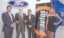  ??  ?? Ford. Carlos Galmarini, Gerente de Relaciones Institucio­nales, recibe los premios por el Mejor Deportivo (Mustang) y Mejor Mediano (Focus).