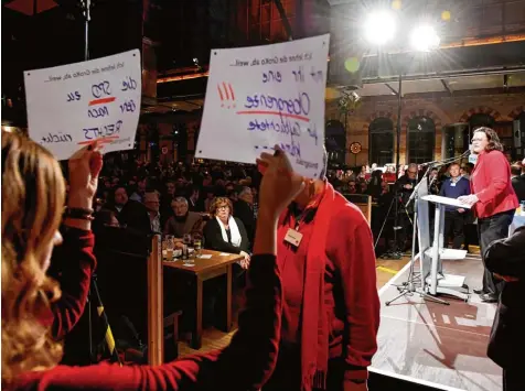  ?? Foto: Silvio Wyszengrad ?? Ist Opposition etwa besser?, ruft Andrea Nahles in Richtung einiger Jungsozial­isten, die in Augsburg gegen die Große Koalition protestier­en. Auf den Schildern dieser jungen Frau steht: „Ich lehne die GroKo ab, weil … mit ihr eine Obergrenze für...