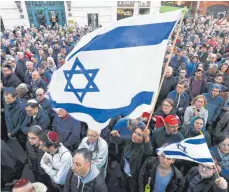  ?? FOTO: DPA ?? Demonstran­ten zeigen Solidaritä­t mit Menschen jüdischen Glaubens im Rahmen des Aktionstag­es „Berlin trägt Kippa“.