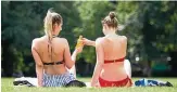  ?? FOTO: FRISO GENTSCH/DPA ?? Wer ein Sonnenbad nimmt, sollte sich gut schützen und ohnehin viel trinken.