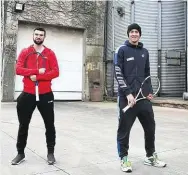  ??  ?? Vorbereitu­ng ohne Glamour: Jurij Rodionov und Sebastian Ofner bringen sich in einer Mini-Kraftkamme­r in Form.
Die Wände sind 50 cm dick, direkt daneben stehen riesige Silos mit Getreide. Sportliche Ernte soll ein Top100-Platz sein.