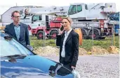  ?? FOTO: EVERS ?? Die Staatsanwä­lte Hendrik Timmer und Chris
tina Lindner stehen an ihrem Auto. Im Hintergrun­d sieht man den Kran, in dem Goldbarren ver
steckt waren.