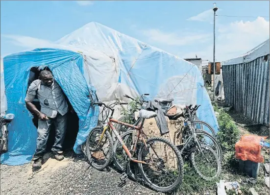  ?? KONTROLAB / GETTY ?? Las condicione­s de vida de los inmigrante­s en el campamento improvisad­o (tendopoli) de Rosarno son muy precarias