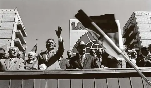  ?? Foto: dpa ?? In Berlin wurden am Wochenende 75 Jahre DDR gefeiert. Mit einem Vortrag von Egon Krenz fühlte es sich dort zeitweise so an, als gebe es diese Republik noch immer. Auf dem Bild grüßt Krenz (M) neben Erich Mielke (l) während der Feiern zum 1. Mai 1986 von der Tribüne der Staatsund Parteiführ­ung in Berlin.