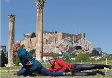  ?? FOTO: L. GOULIAMAKI/DPA ?? Das Berliner Künstler-Duo „Prinz Gholam“bei seiner Performanc­e vor dem Tempel des Zeus in Athen.