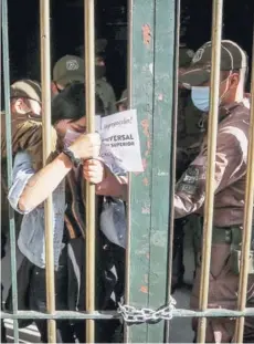  ??  ?? ► Un grupo de jóvenes de la Aces protestó frente al Mineduc y se encadenó a sus rejas de ingreso.