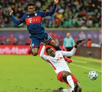  ?? Foto: Imago ?? Die Leipziger (hier Ibrahima Konaté gegen David Alaba) waren meistens einen Schritt schneller als die Bayern. Bei 17 Punkten Vorsprung können die Münchner aber die 1:2 Niederlage verschmerz­en.